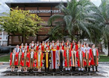 MD02  Graduation Photo Day